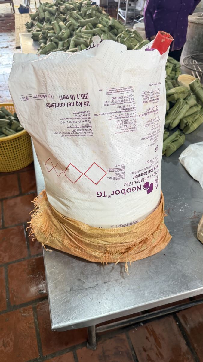 750 cây giò, 720 túi xúc xích chứa chất cấm: Khởi tố mẹ con chủ cơ sở tại chợ đầu mối Đông Tảo - Ảnh 2