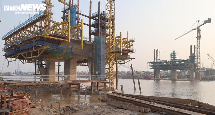 Hình hài cầu vượt sông Lạch Tray hơn 2.000 tỷ đồng sau 13 tháng thi công - Ảnh 5