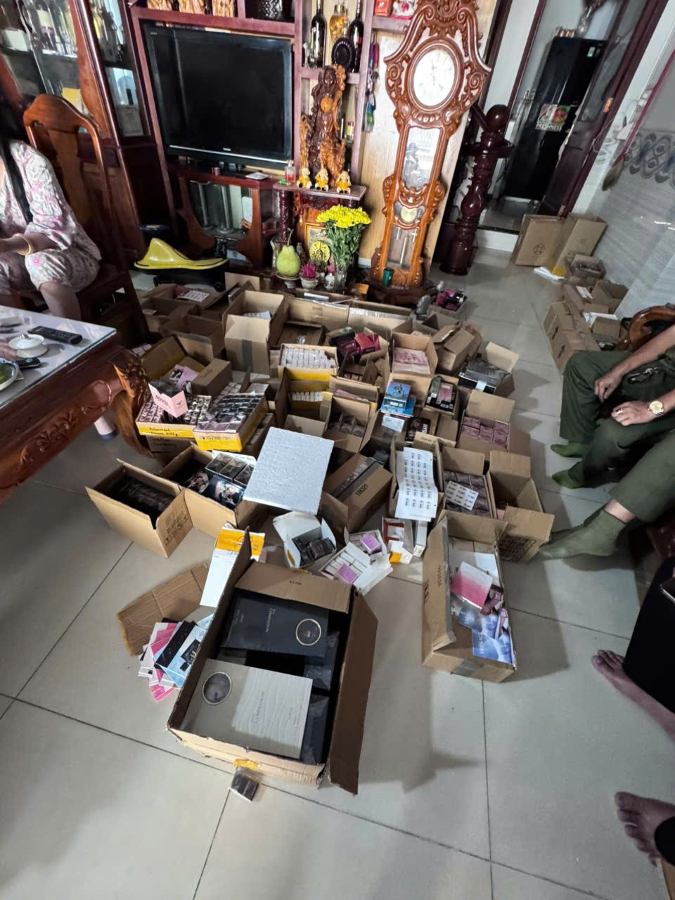 Triệt phá đường dây buôn bán 10.000 chai nước hoa Chanel, BVL, Versace giả - Ảnh 2