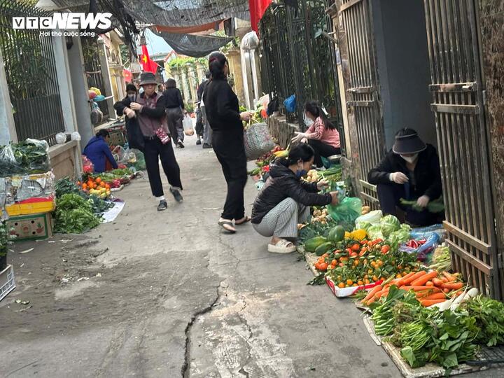 Gần Tết Nguyên đán, rau xanh đứng giá, thịt cá nhích nhẹ - Ảnh 2