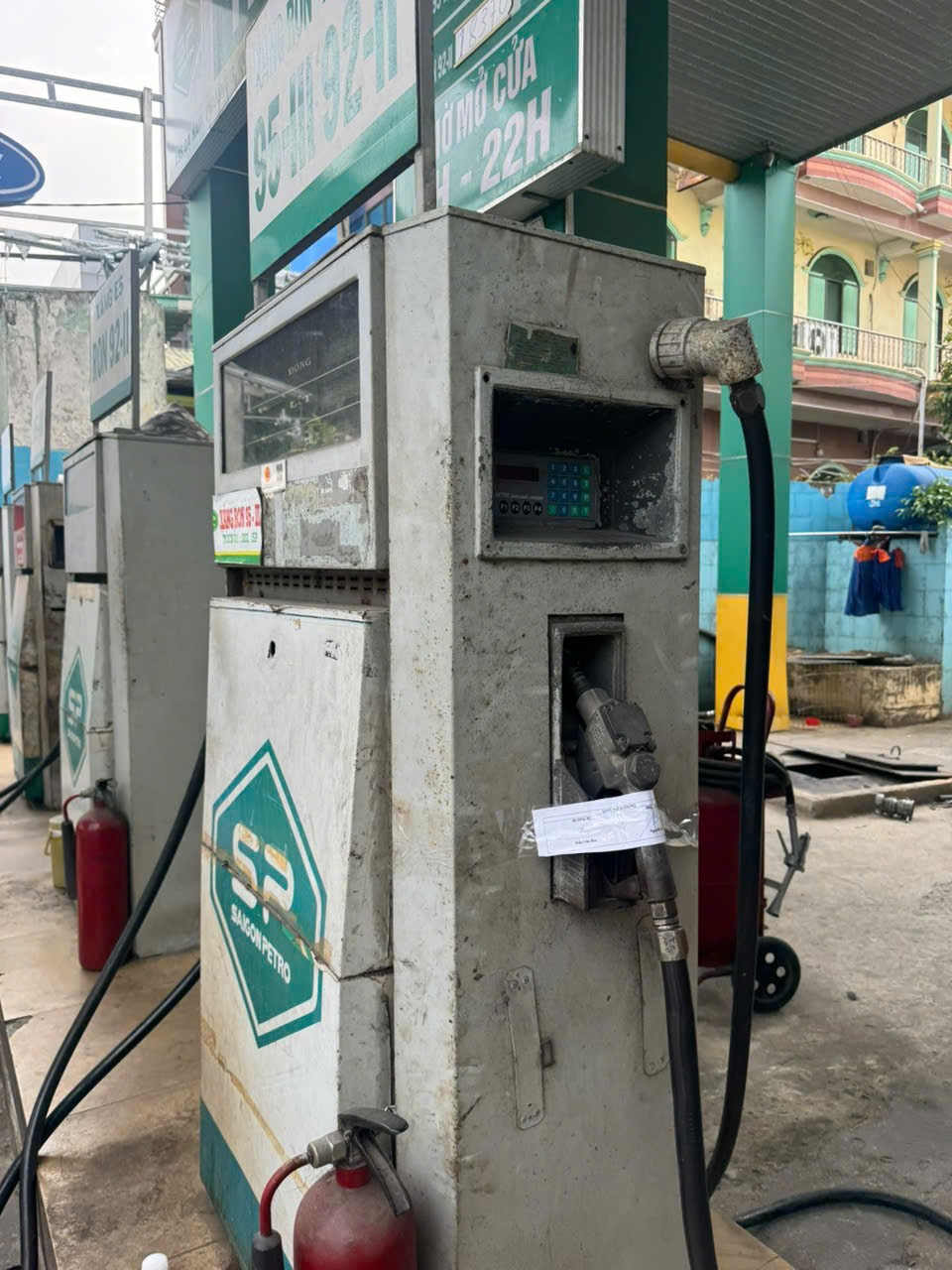 Lật tẩy 'công xưởng' sản xuất xăng RON A95 giả ở TPHCM - Ảnh 9