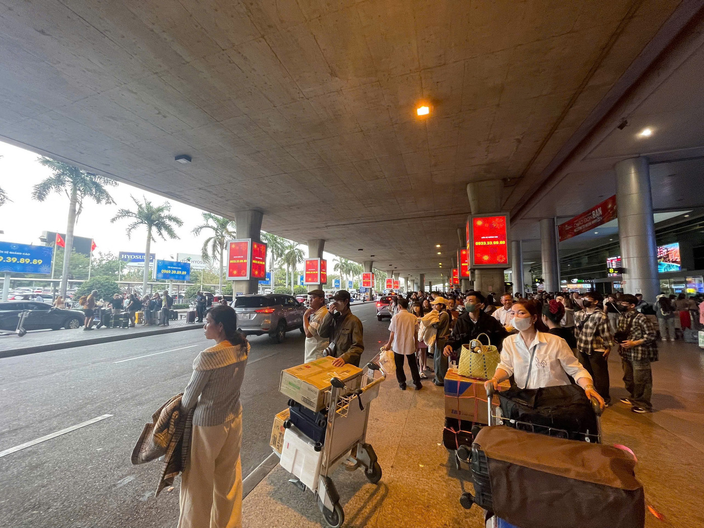 Dòng người nghỉ Tết bắt đầu đổ về sân bay Tân Sơn Nhất - Ảnh 8