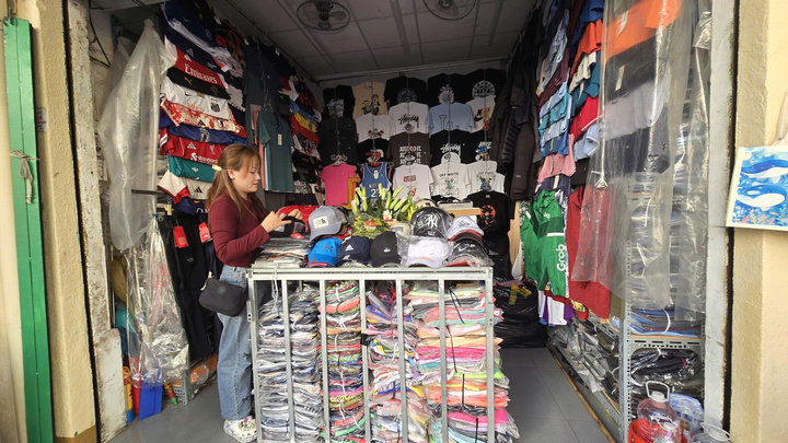 Cảnh vắng lặng hiếm thấy của đường phố Hà Nội, TP.HCM sáng mùng 1 Tết - Ảnh 6