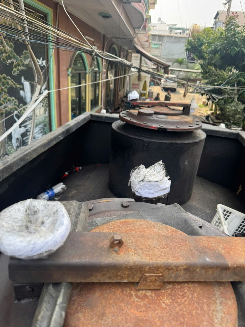 Phát hiện đường dây sản xuất xăng A95 giả quy mô lớn tại TPHCM - Ảnh 4