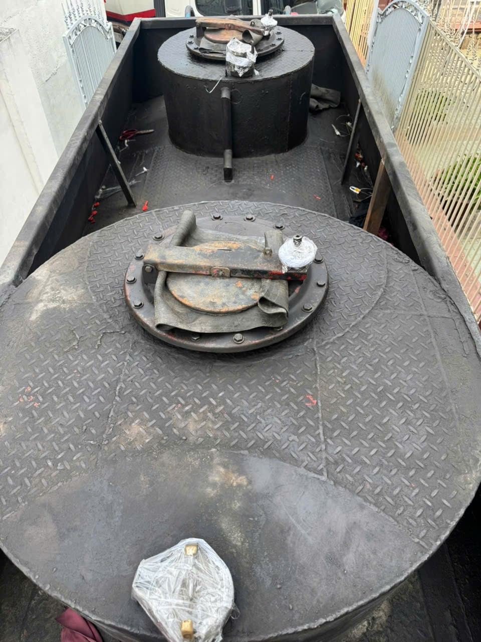 Phát hiện đường dây sản xuất xăng A95 giả quy mô lớn tại TPHCM - Ảnh 3