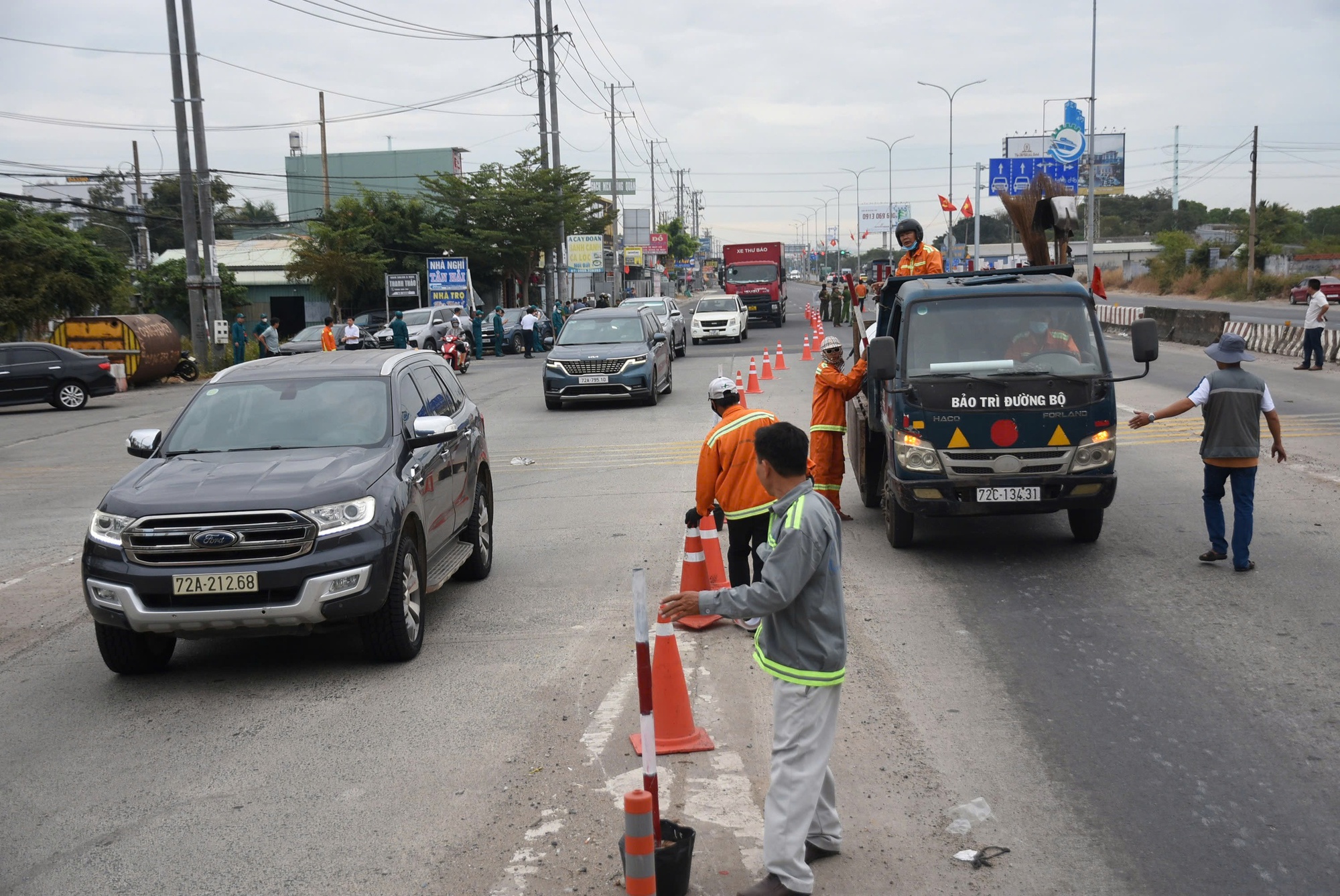 Hình ảnh đang tháo dỡ trạm thu phí T3 trên Quốc lộ 51 - Ảnh 5