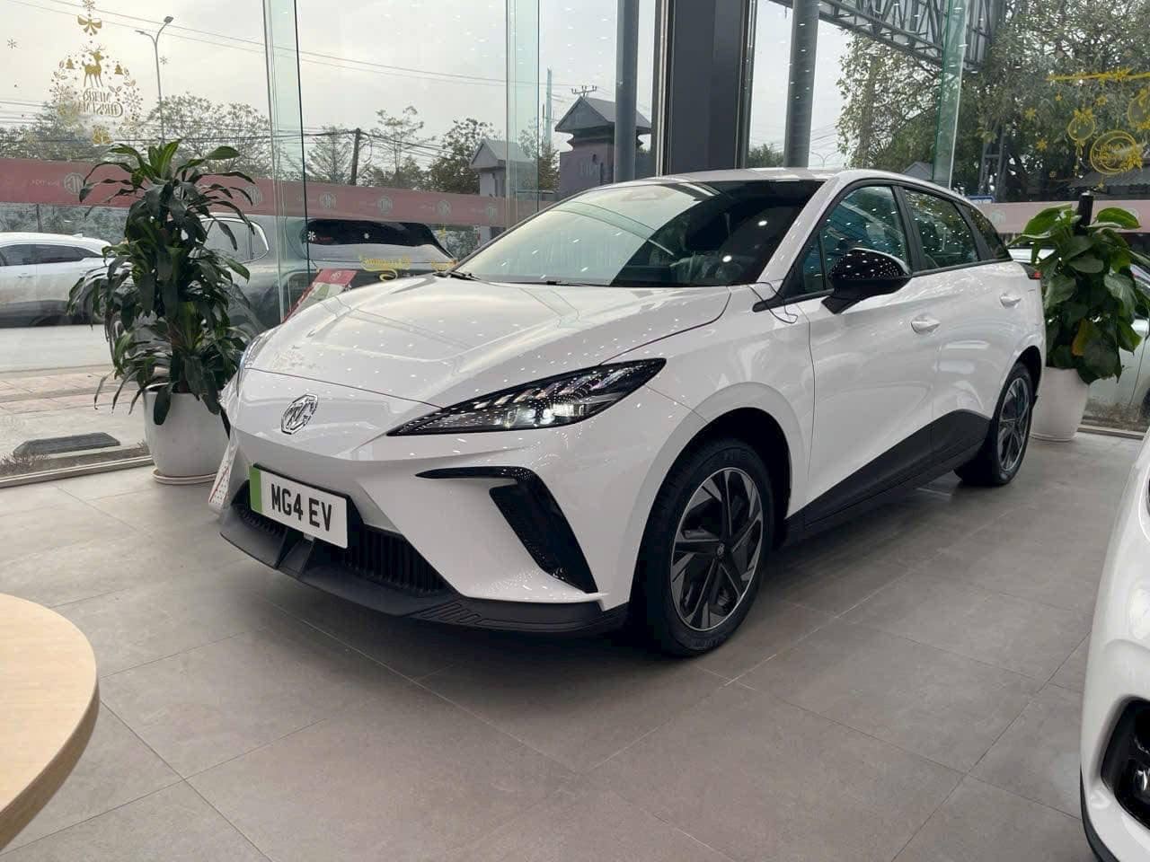 Đại lý xả kho MG4, giảm sốc kỷ lục 328 triệu đồng: Giá thực tế chỉ 620 triệu, rẻ ngang Kia Sonet, đấu Mitsubishi Xforce - Ảnh 1