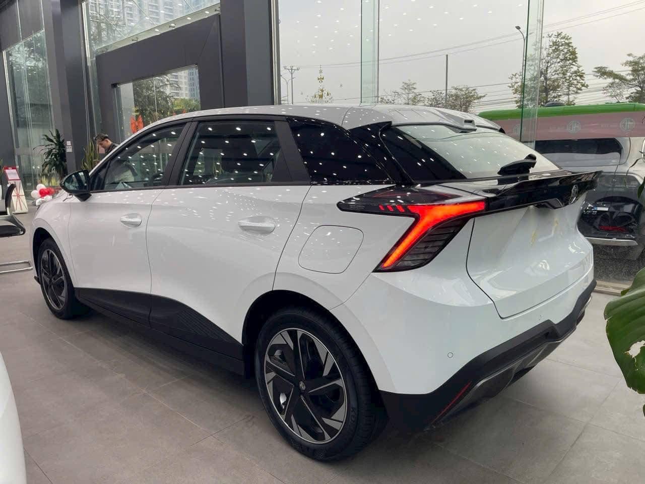 Đại lý xả kho MG4, giảm sốc kỷ lục 328 triệu đồng: Giá thực tế chỉ 620 triệu, rẻ ngang Kia Sonet, đấu Mitsubishi Xforce - Ảnh 5