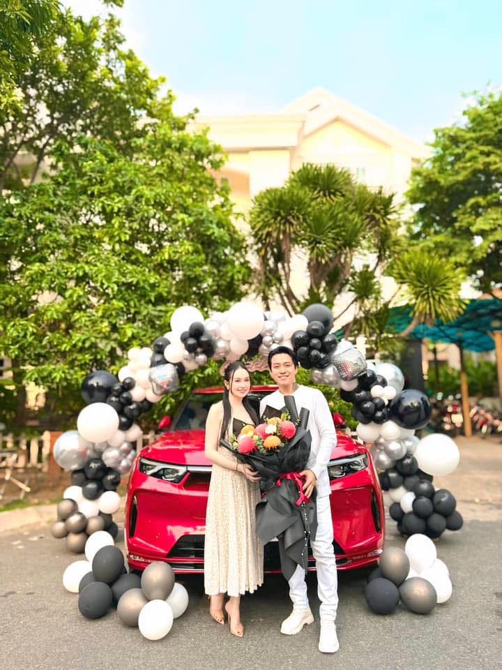 Cận Tết, Tuấn Hưng tìm nơi 'đổi áo' dưa hấu cho VinFast VF 9, muốn làm mới cả nội thất chiếc xe vợ tặng - Ảnh 2