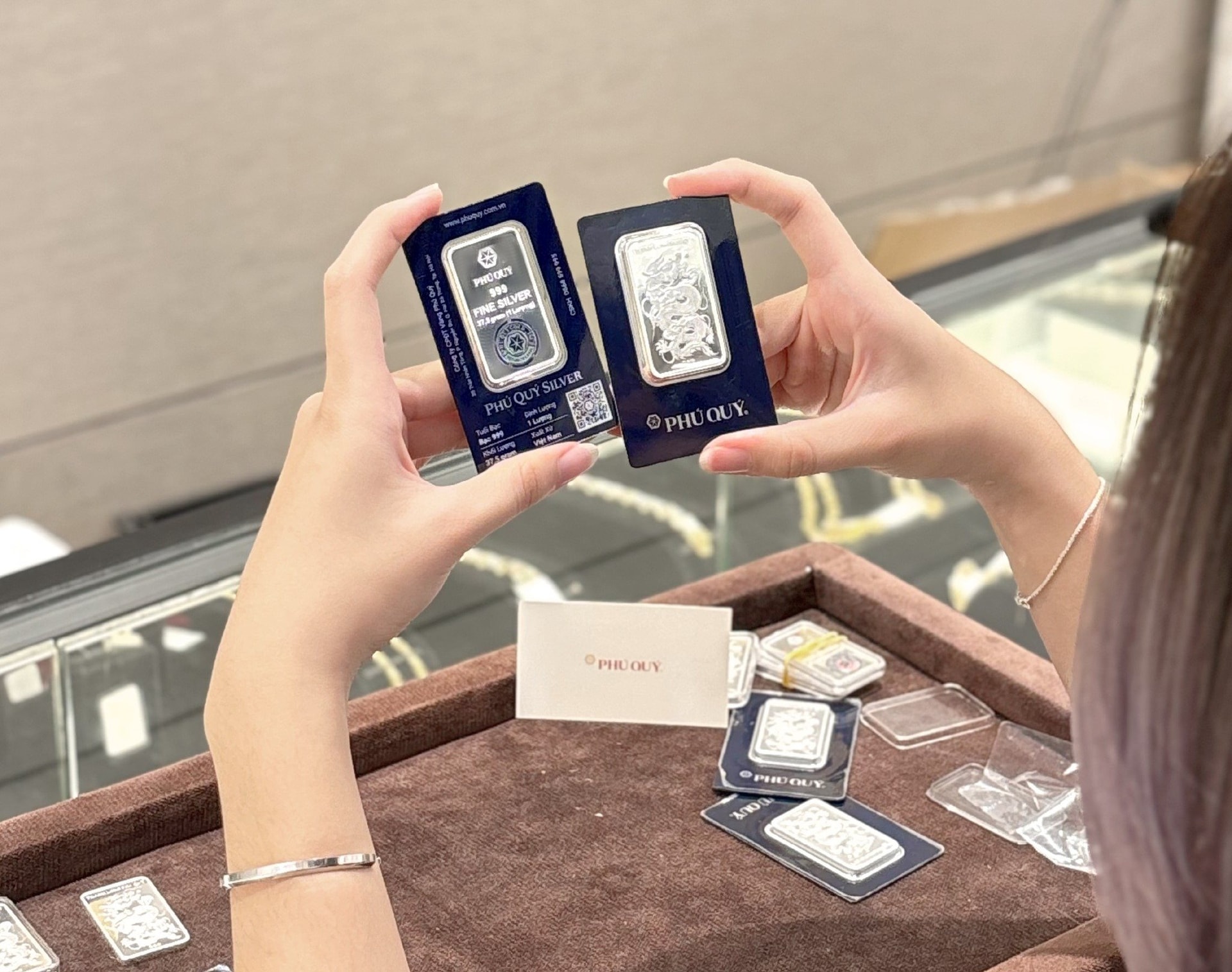 Nửa phiên giao dịch hôm nay, giá bạc giảm thêm 10 triệu đồng/kg - Ảnh 1