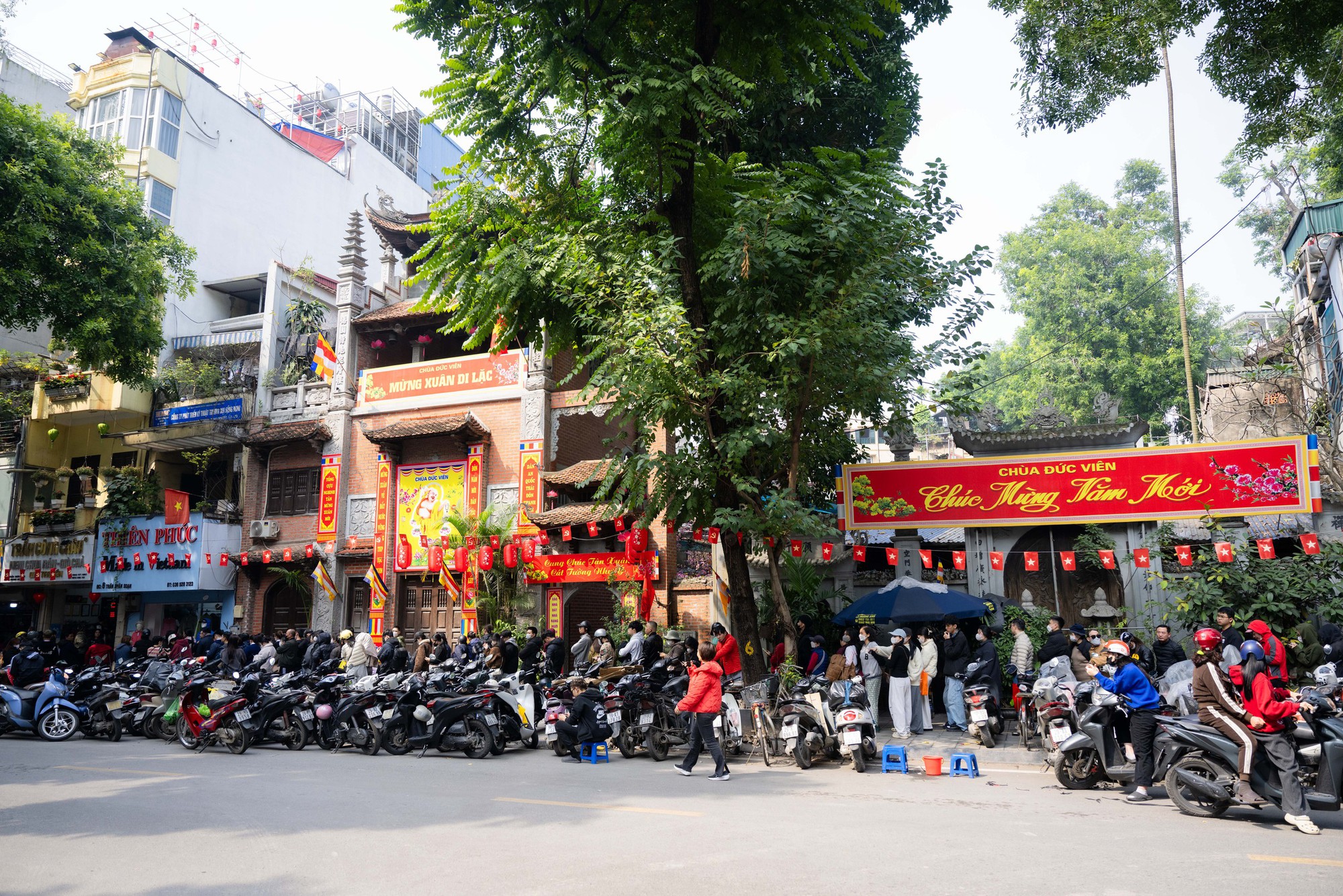 Xếp hàng cả trăm mét mua nem chua ở Hà Nội: Người phải chờ 50 khách, kẻ được "chen hàng" nhờ tấm thẻ đặc biệt - Ảnh 7