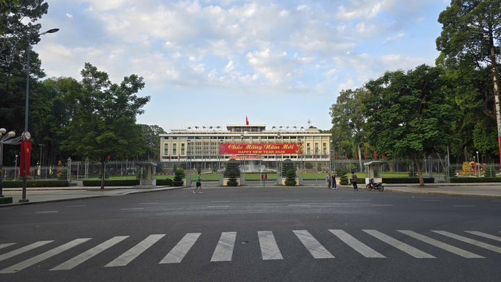 Cảnh vắng lặng hiếm thấy của đường phố Hà Nội, TP.HCM sáng mùng 1 Tết - Ảnh 2