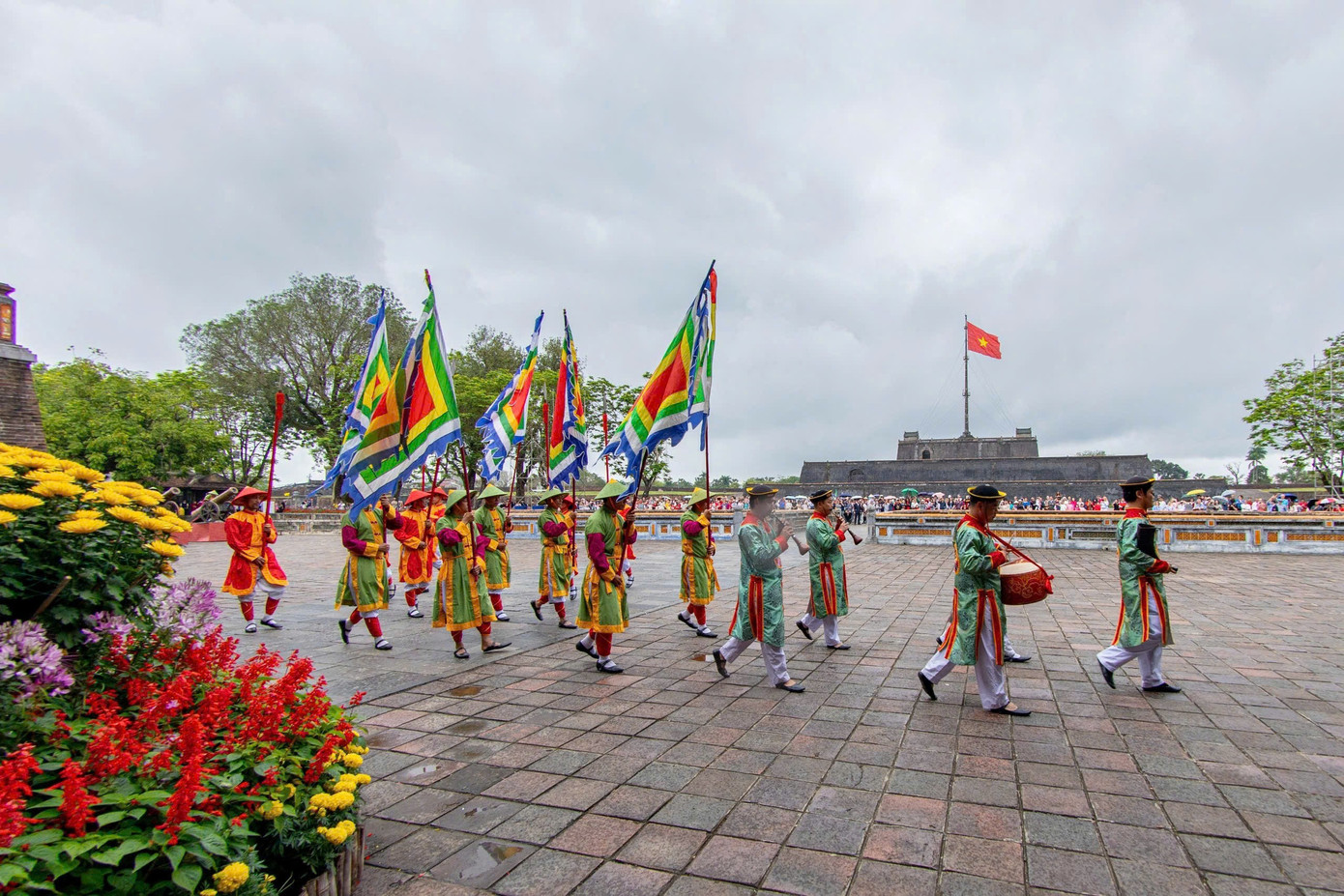 Du khách ùn ùn ‘xông đất’ Đại nội Huế - Ảnh 4