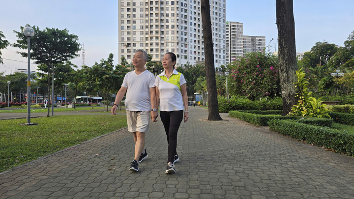 Cảnh vắng lặng hiếm thấy của đường phố Hà Nội, TP.HCM sáng mùng 1 Tết - Ảnh 4