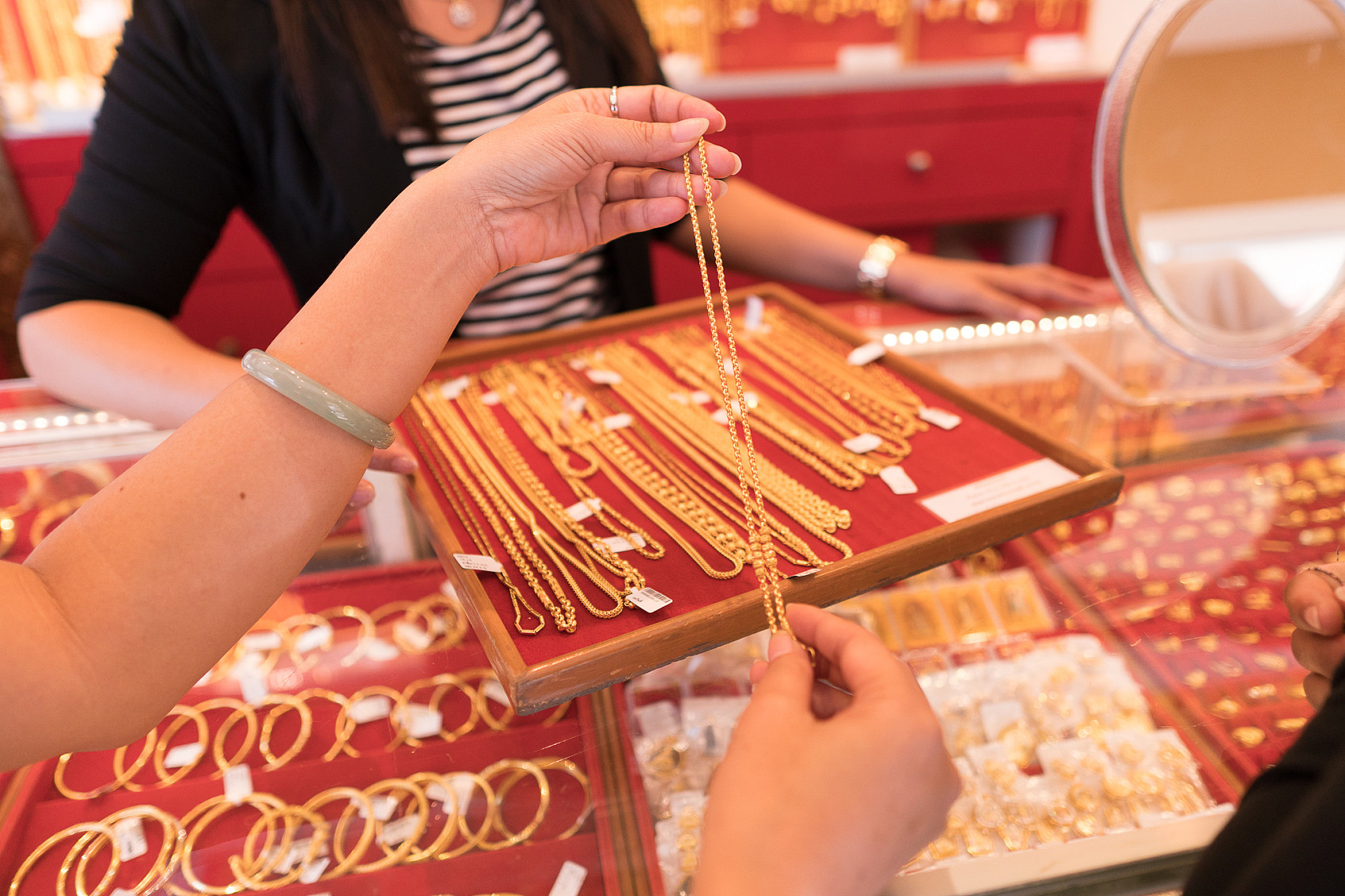 Vòng vàng của khách bị gãy lộ ra 2 viên bi thép, chủ tiệm tháo dỡ kiểm tra lại đổ ra thêm một vũng nước - Ảnh 1