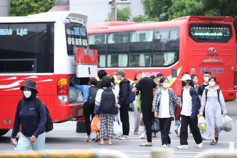 Giá vé xe khách tăng gấp 7 lần, Cục Đường bộ Việt Nam yêu cầu kiểm tra, xử lý vi phạm - Ảnh 1