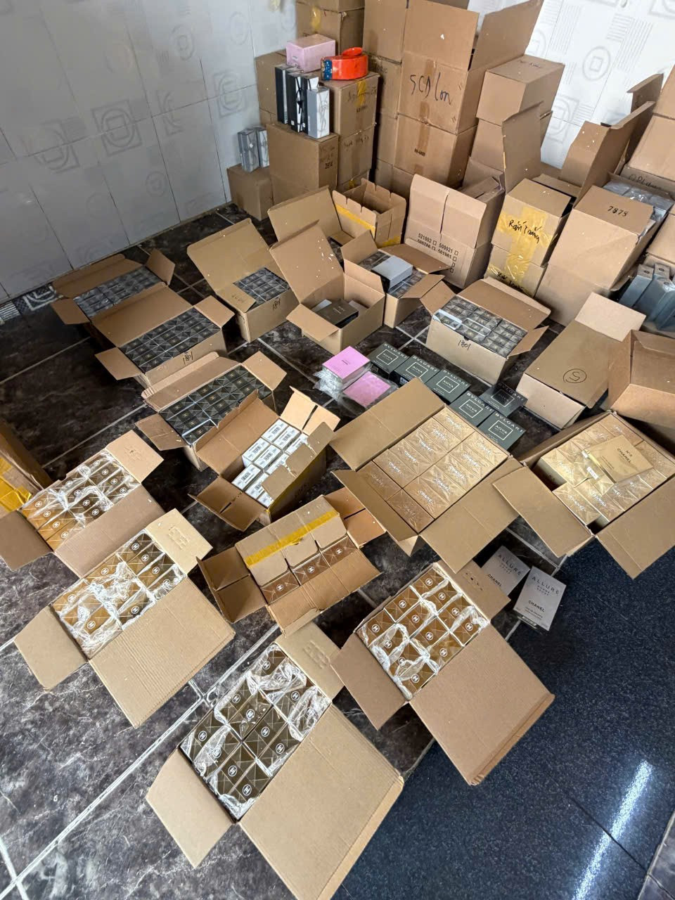 Triệt phá đường dây buôn bán 10.000 chai nước hoa Chanel, BVL, Versace giả - Ảnh 3