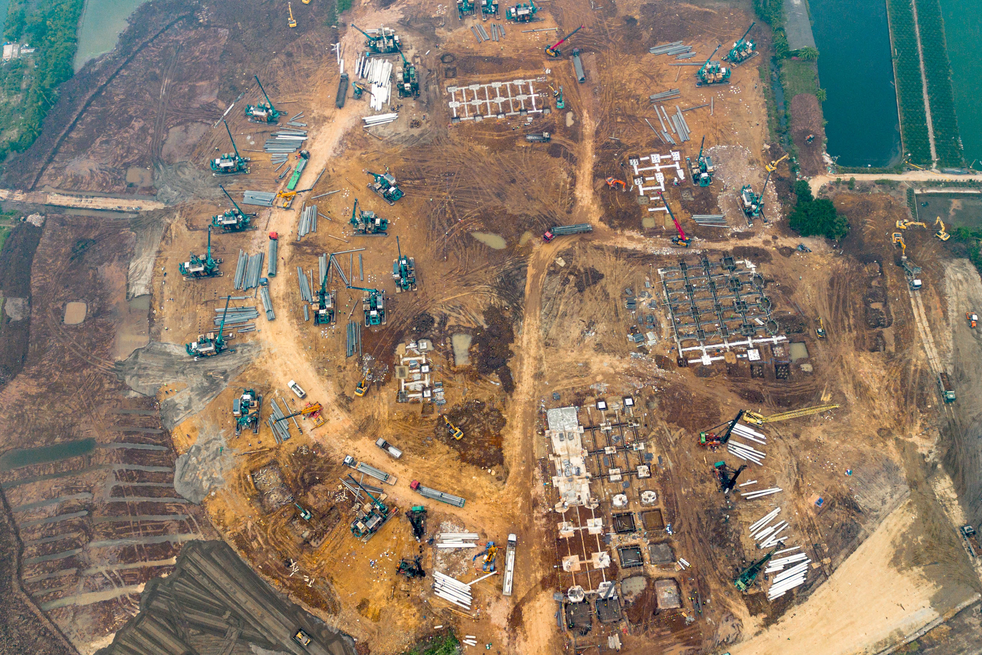 Toàn cảnh công trường sân vận động 60.000 chỗ lớn thứ 2 Việt Nam: Có mặt bằng "sạch" sau 2 tháng, máy móc phủ kín, sắp hoàn thành san lấp - Ảnh 5