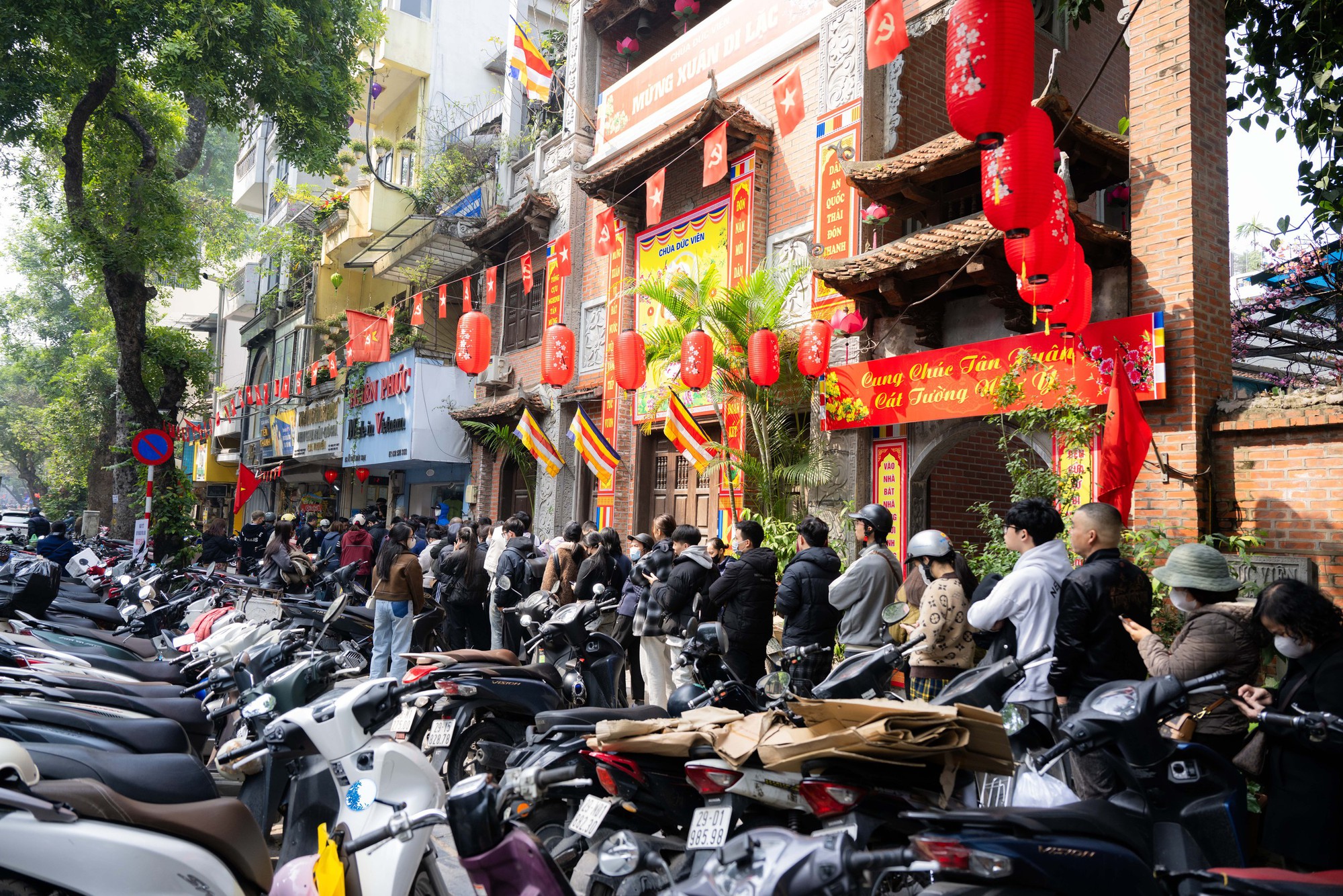 Xếp hàng cả trăm mét mua nem chua ở Hà Nội: Người phải chờ 50 khách, kẻ được "chen hàng" nhờ tấm thẻ đặc biệt - Ảnh 5