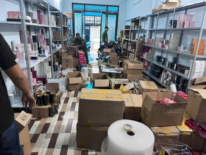 Các tổ công tác đồng loạt khám xét nhiều kho hàng, bắt giữ bà chủ Lê Thị Kim Tuyến và 3 người - Ảnh 2