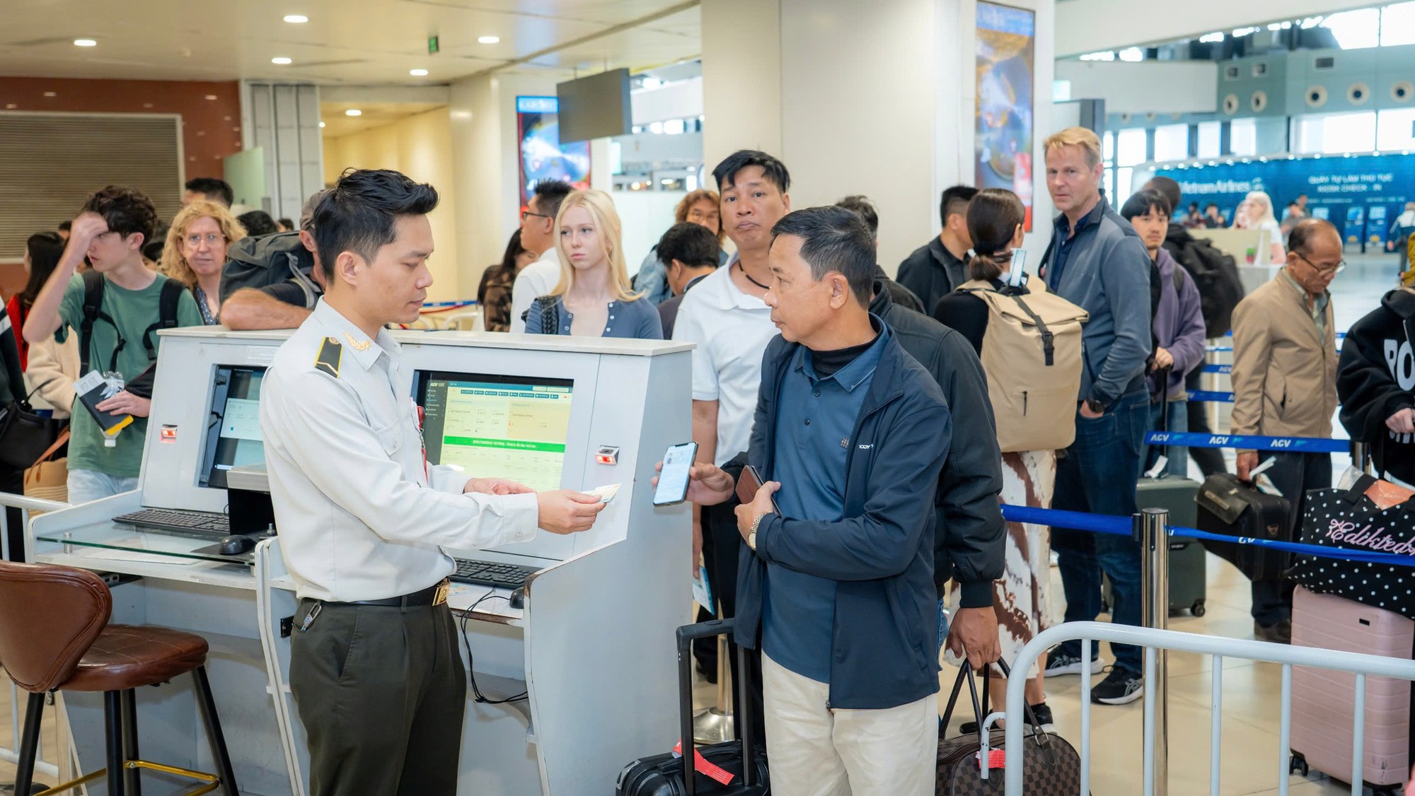 Không còn được dùng bằng lái xe làm thủ tục đi máy bay - Ảnh 1