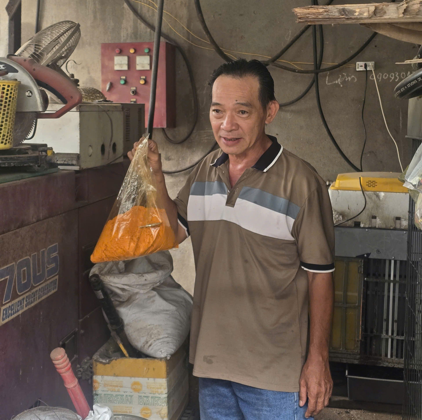 Lật tẩy 'công xưởng' sản xuất xăng RON A95 giả ở TPHCM - Ảnh 8