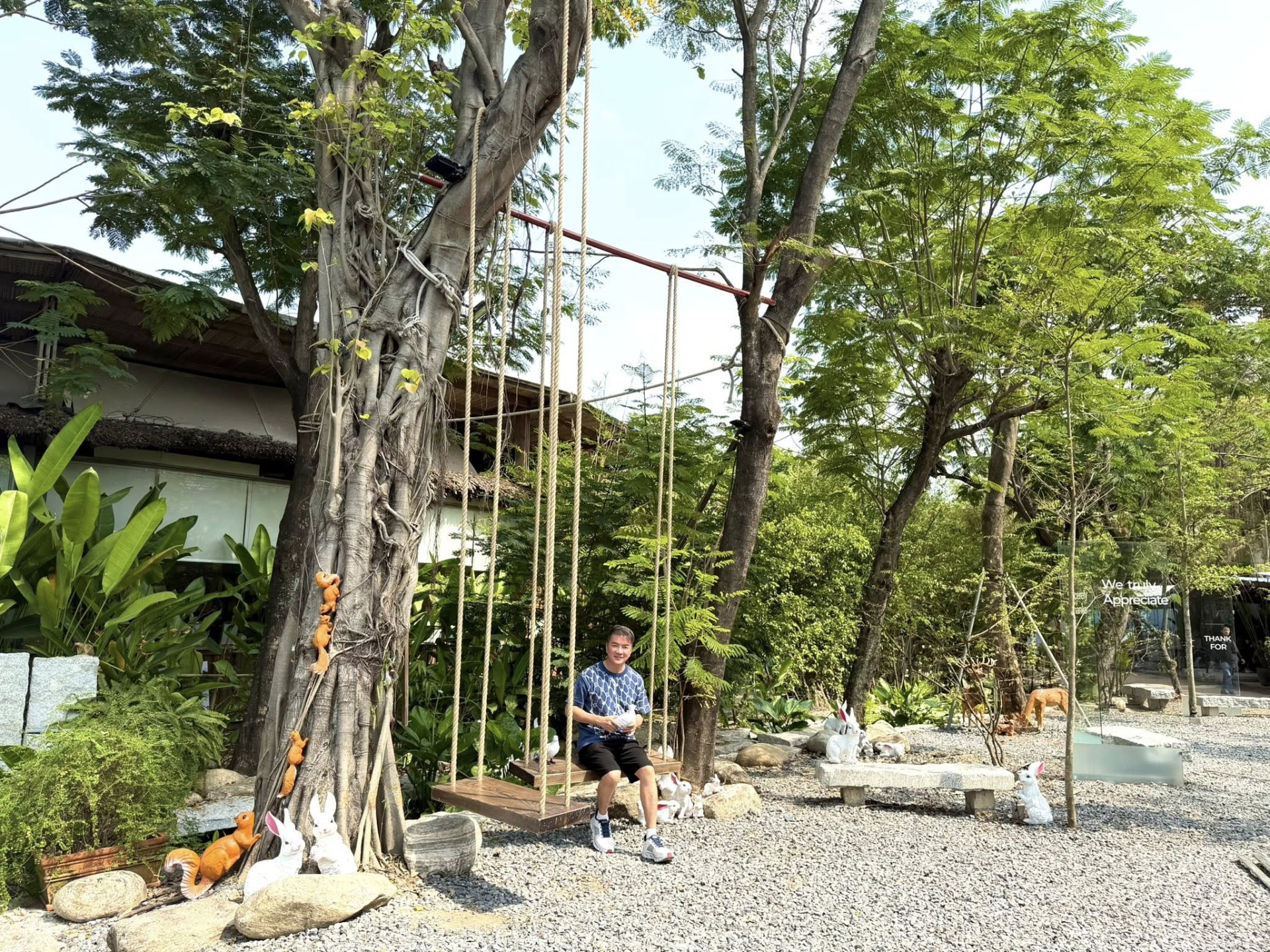 Cận cảnh nơi bán cafe của "ông hoàng nhạc Việt" đình đám một thời ở tuổi 55 - Ảnh 1