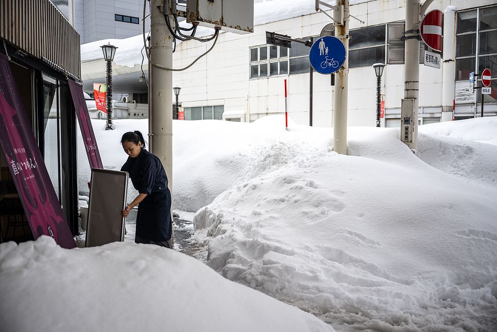 Thảm họa tuyết trắng tại Nhật Bản: Tuyết rơi dày khiến 30 người thiệt mạng, 324 người bị thương - Ảnh 3