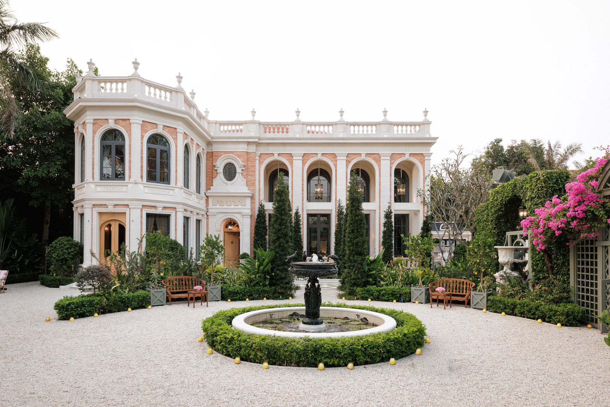 Biệt thự triệu đô ở TP.HCM của Thái Công bị chê "nhìn thôi đã thấy mệt" - Ảnh 1