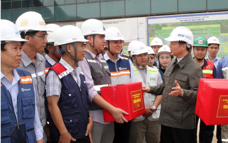 Phó Thủ tướng Trần Hồng Hà động viên, chúc Tết người lao động trên công trường sân bay Long Thành - Ảnh 4