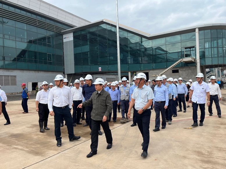 Phó Thủ tướng Trần Hồng Hà động viên, chúc Tết người lao động trên công trường sân bay Long Thành - Ảnh 1