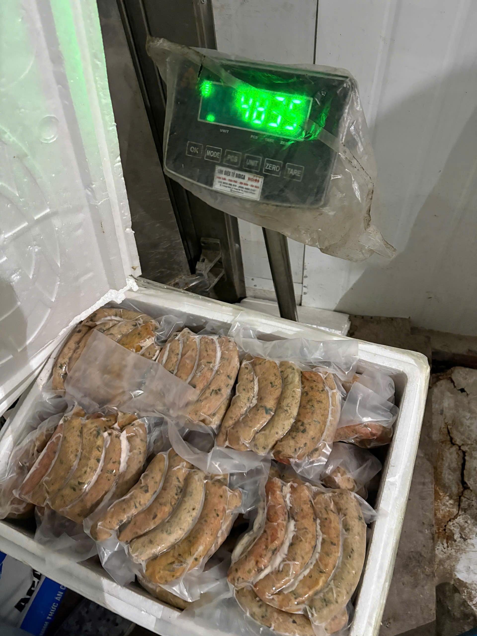 Chặn đứng gần 30 tấn nầm lợn, lạp xưởng nướng đá... "bẩn" đang chuẩn bị tuồn vào các quán ăn TP.HCM dịp Tết 2026 - Ảnh 2