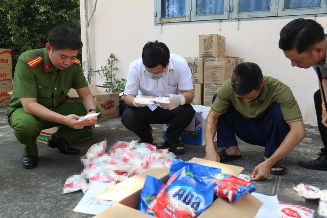 Tịch thu hàng tấn tang vật sau khi khám xét 5 địa điểm: 'Giật mình' danh sách hạt nêm, nước mắm giả - Ảnh 5