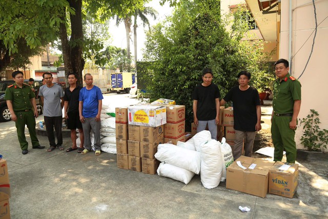 Tịch thu hàng tấn tang vật sau khi khám xét 5 địa điểm: 'Giật mình' danh sách hạt nêm, nước mắm giả - Ảnh 1