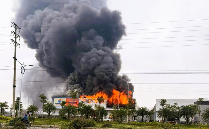 Cháy lớn tại cụm công nghiệp ở Ninh Bình, cột khói bốc cao hàng chục mét - Ảnh 2