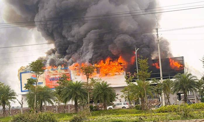 Cháy lớn tại cụm công nghiệp ở Ninh Bình, cột khói bốc cao hàng chục mét - Ảnh 1