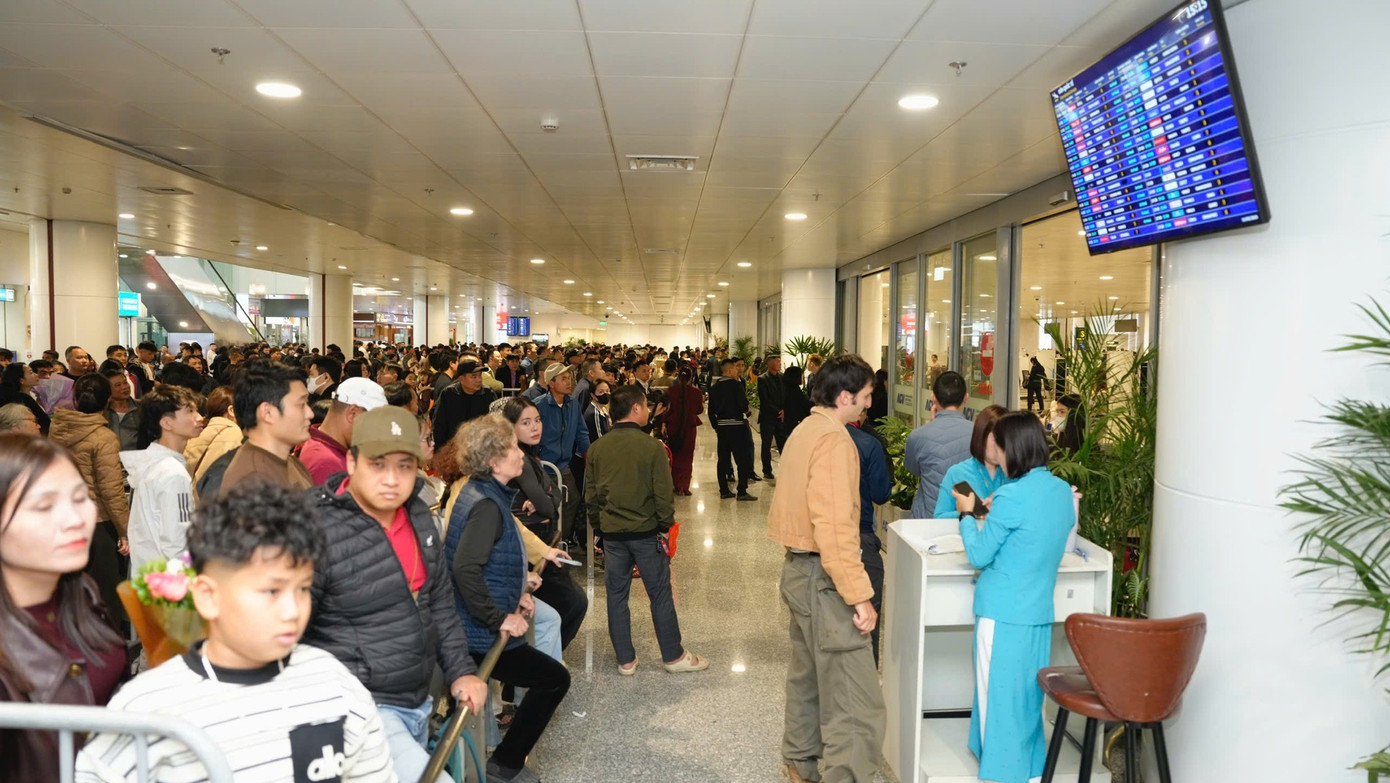 Sân bay Nội Bài đông nghịt - Ảnh 4