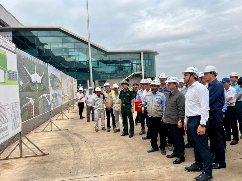 Phó Thủ tướng Trần Hồng Hà động viên, chúc Tết người lao động trên công trường sân bay Long Thành - Ảnh 3