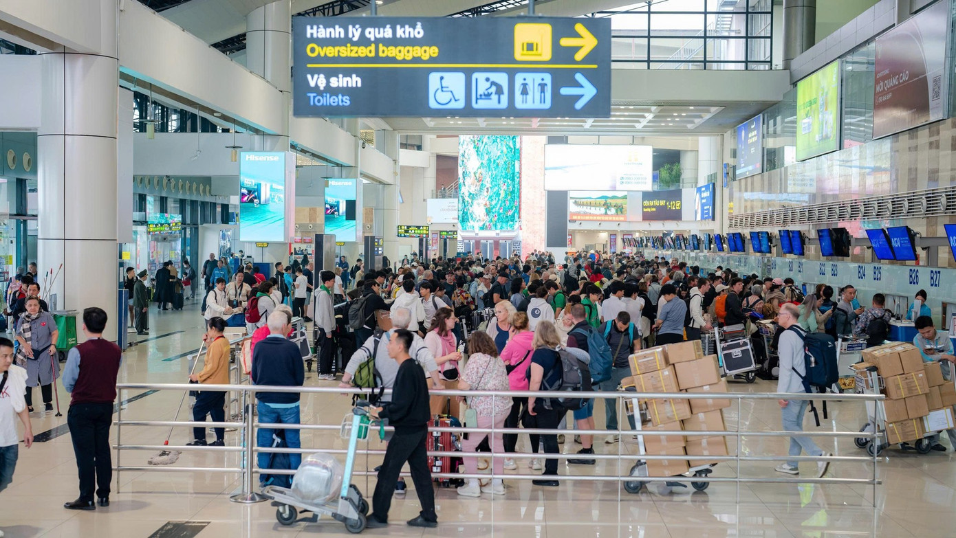 Sân bay Nội Bài đông nghịt - Ảnh 6