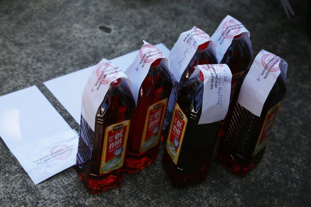 Tịch thu hàng tấn tang vật sau khi khám xét 5 địa điểm: 'Giật mình' danh sách hạt nêm, nước mắm giả - Ảnh 4