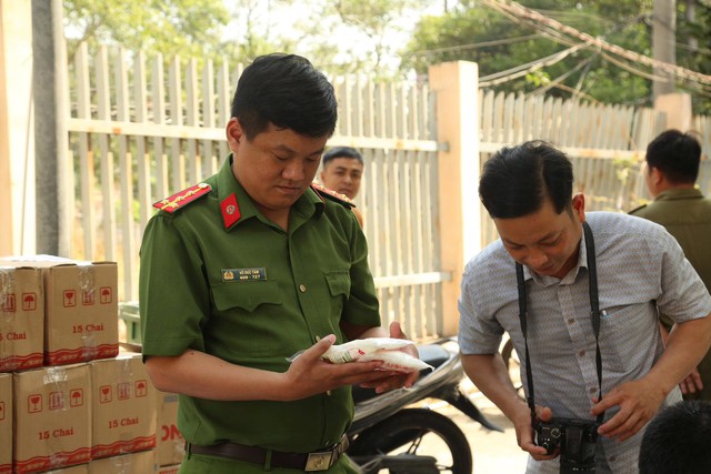 Tịch thu hàng tấn tang vật sau khi khám xét 5 địa điểm: 'Giật mình' danh sách hạt nêm, nước mắm giả - Ảnh 2