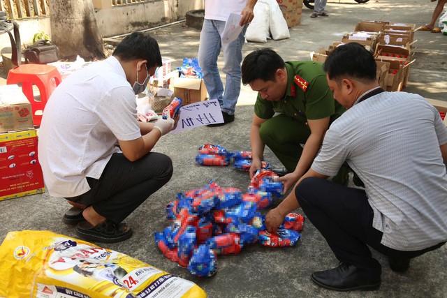 Tịch thu hàng tấn tang vật sau khi khám xét 5 địa điểm: 'Giật mình' danh sách hạt nêm, nước mắm giả - Ảnh 11