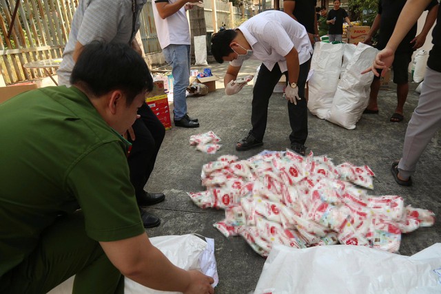Tịch thu hàng tấn tang vật sau khi khám xét 5 địa điểm: 'Giật mình' danh sách hạt nêm, nước mắm giả - Ảnh 9