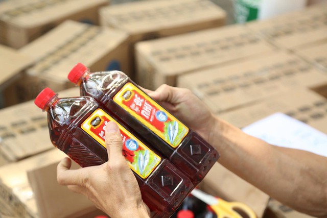 Tịch thu hàng tấn tang vật sau khi khám xét 5 địa điểm: 'Giật mình' danh sách hạt nêm, nước mắm giả - Ảnh 10