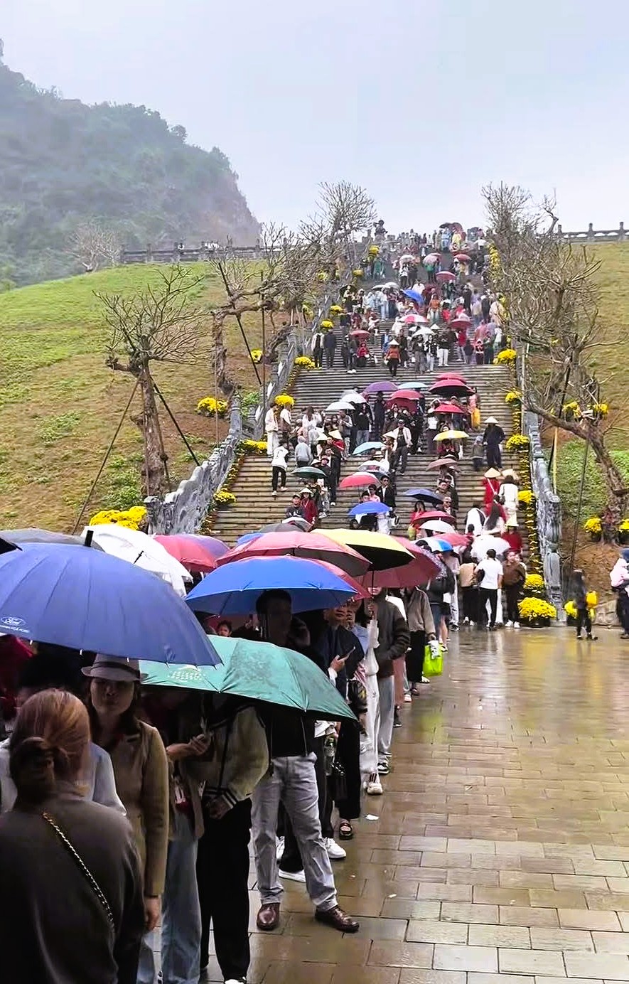 Khách đổ về Ninh Bình du Xuân, nhiều điểm du lịch quá tải - Ảnh 2