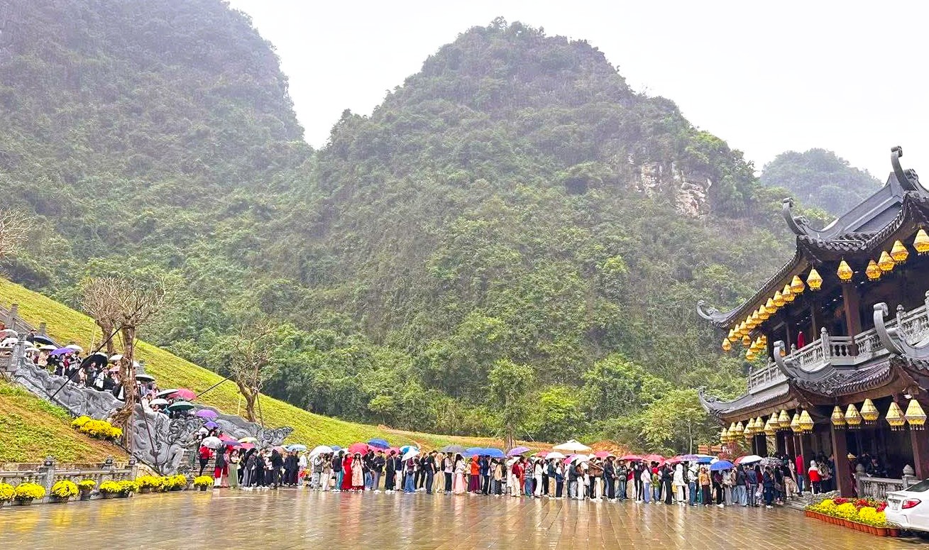 Khách đổ về Ninh Bình du Xuân, nhiều điểm du lịch quá tải - Ảnh 1