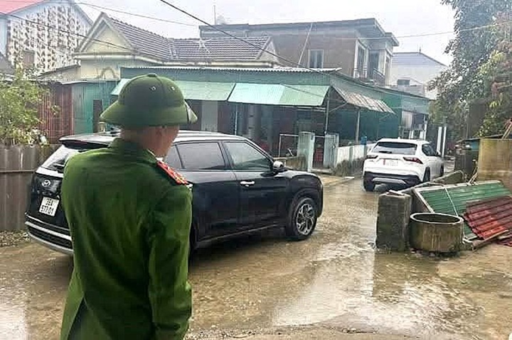 Công an làm việc với tài xế đỗ ô tô 'khoá đuôi', còn thách thức 'đỗ đến mai' - Ảnh 1