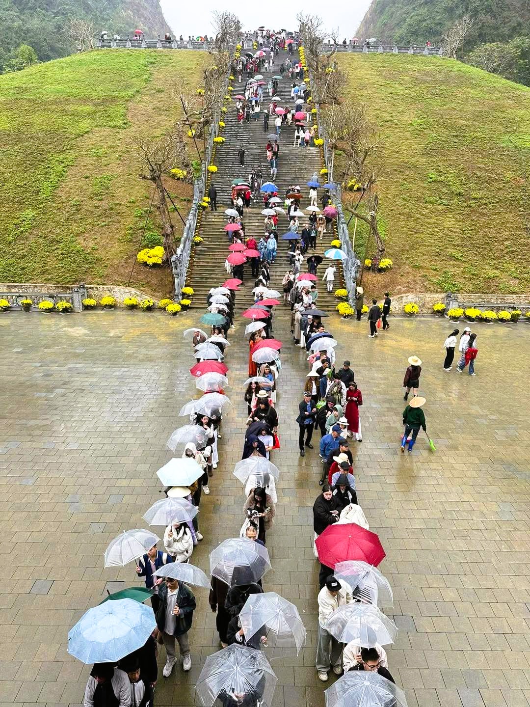 Khách đổ về Ninh Bình du Xuân, nhiều điểm du lịch quá tải - Ảnh 3