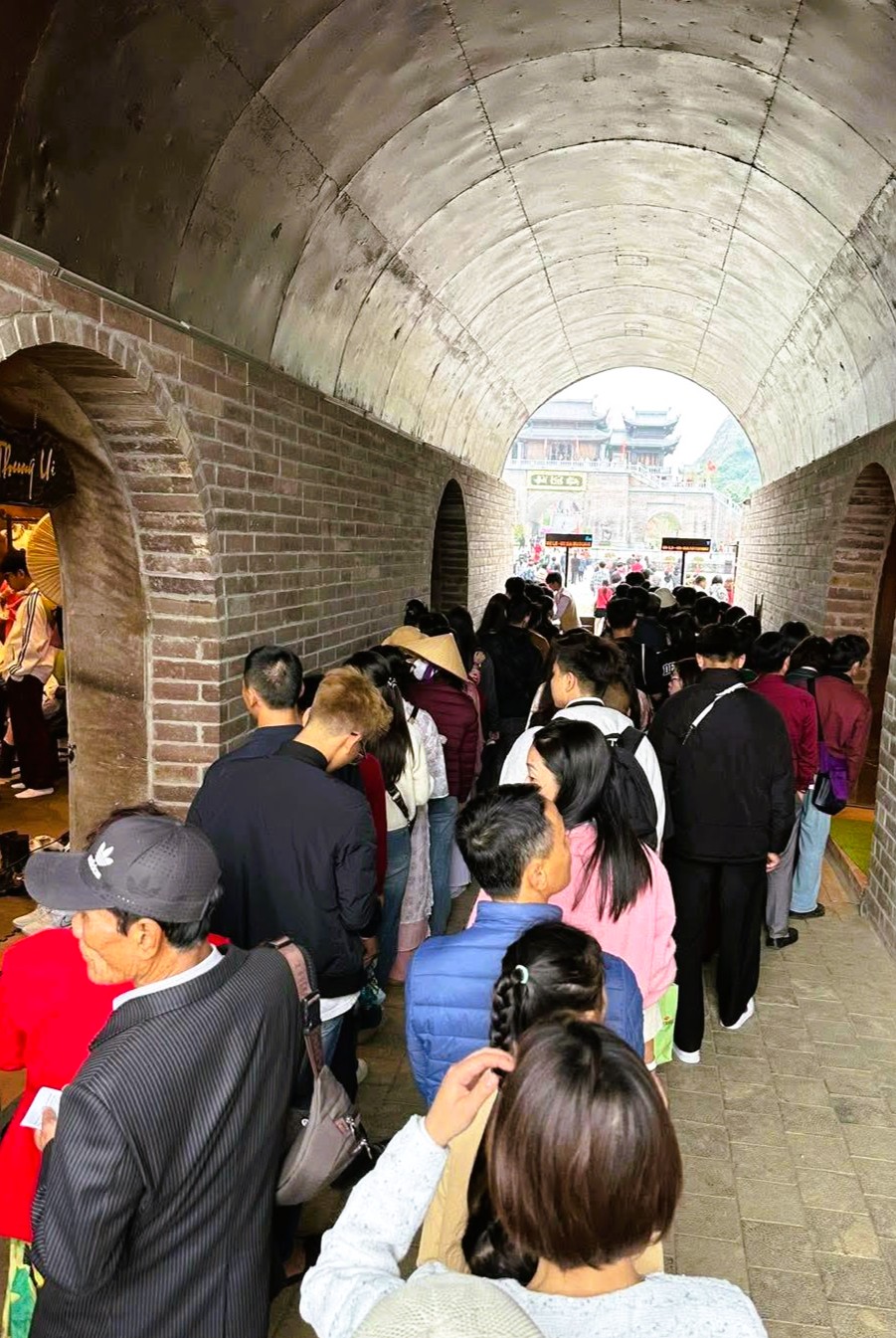 Khách đổ về Ninh Bình du Xuân, nhiều điểm du lịch quá tải - Ảnh 4