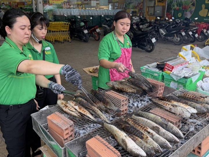 Rẻ bằng 1/6 giá chợ, đại gia bán lẻ tung ra cá lóc nướng trui 49.000 đồng: Toan tính thực sự phía sau mức giá rẻ mạt? - Ảnh 1